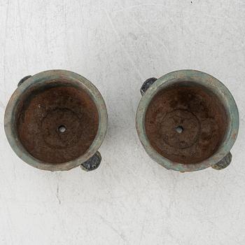 A pair of cast iron garden urns, 'Barockurnan', Näfveqvarns Bruk, Sweden, 20th Century.