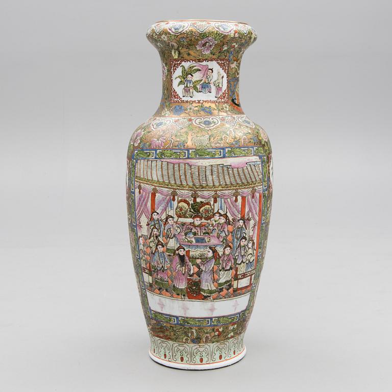 A LARGE URN, porcelain, China late 20th century.