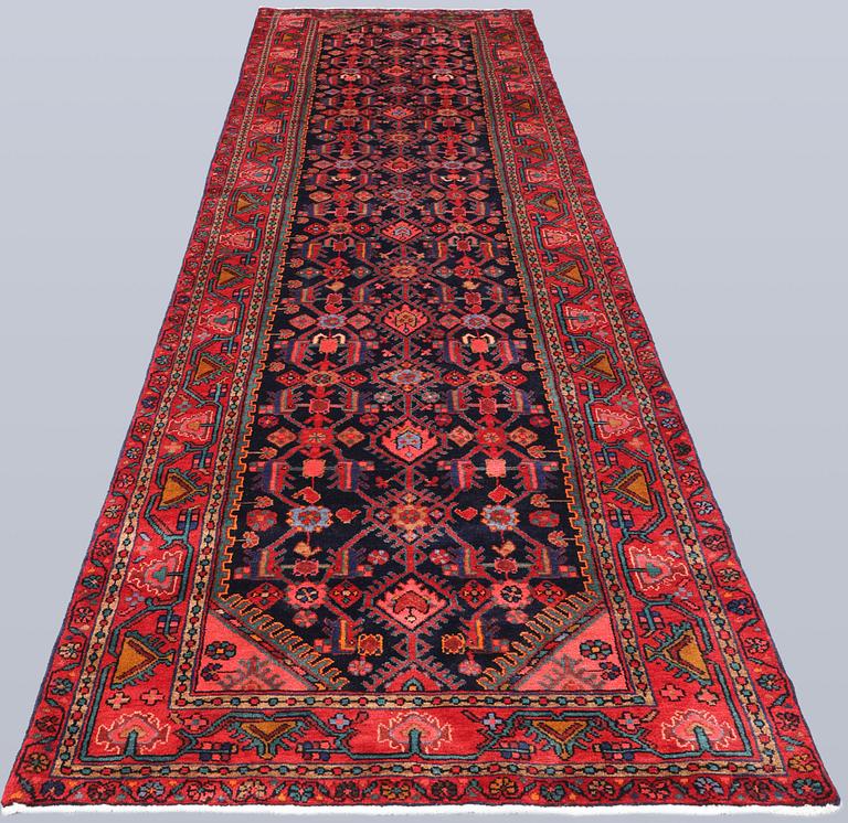 A Hamadan runner, approx. 432 x 110 cm.