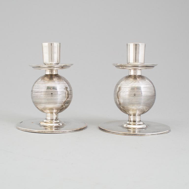 NILS FOUGSTEDT, ljusstakar, ett par, art deco, nysilver, för Fabriksaktiebolaget Kronsilver, 1930-tal.