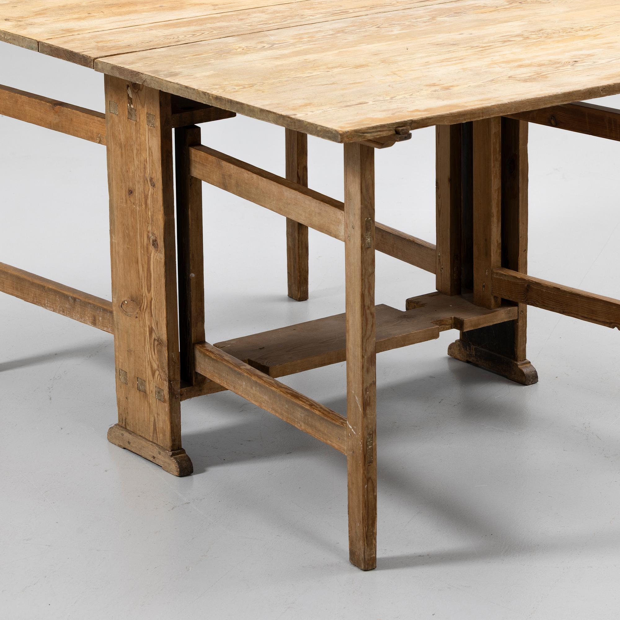 Drop-leaf table, 19th century.