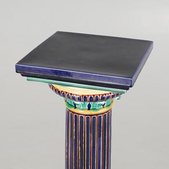 A majolica urn and a piedestal from Gustafsberg, around the year 1900.