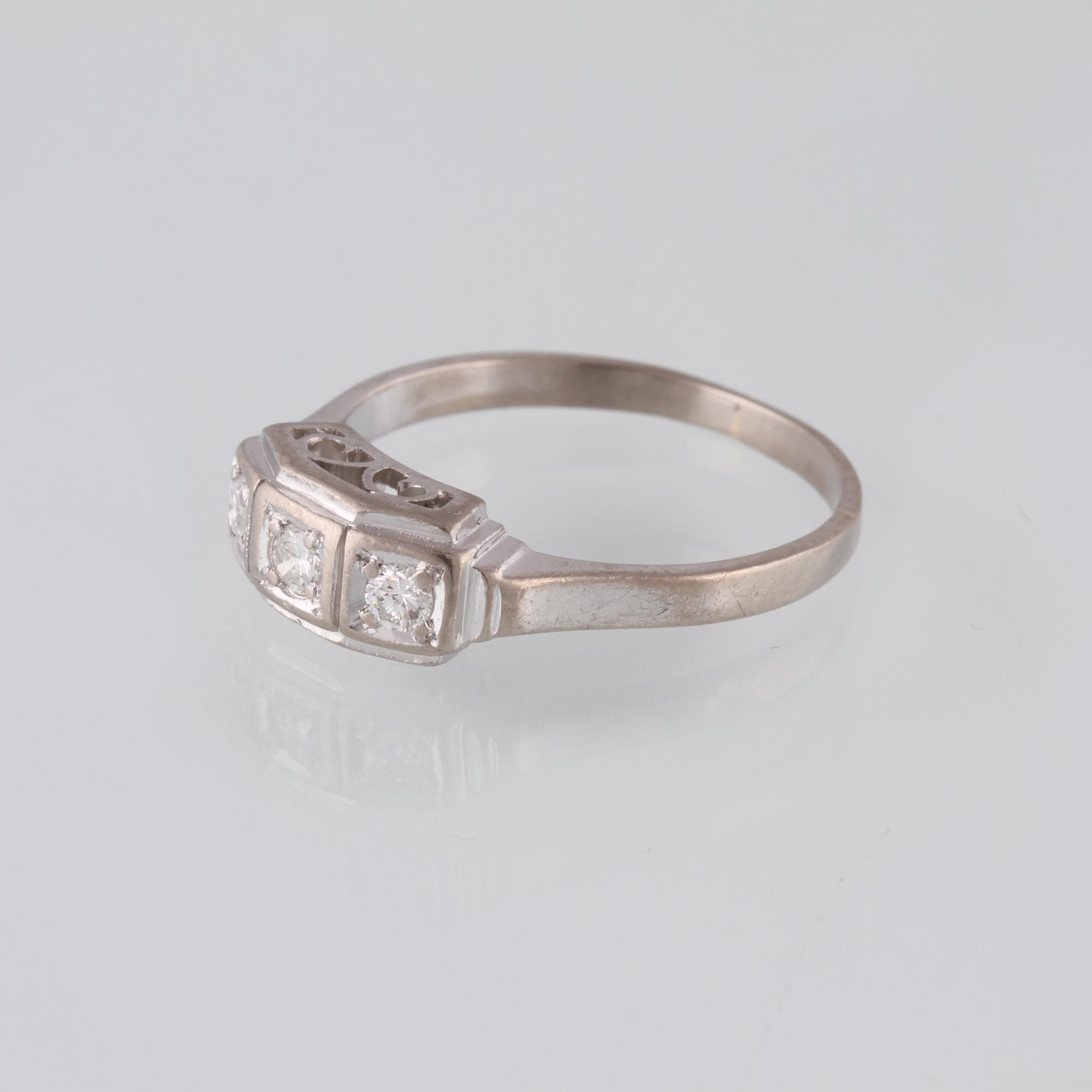 RING, 18K vitguld med 3 briljantslipade diamanter 0.16 ct, kattfotstämplad. Vikt 3,5 gram.