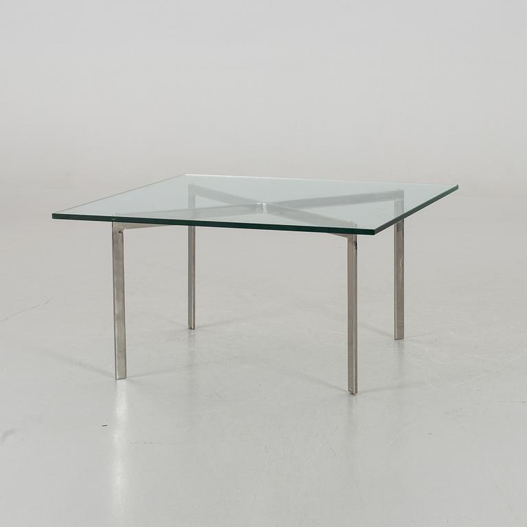 A 20TH CENTURY COFFEE TABLE.