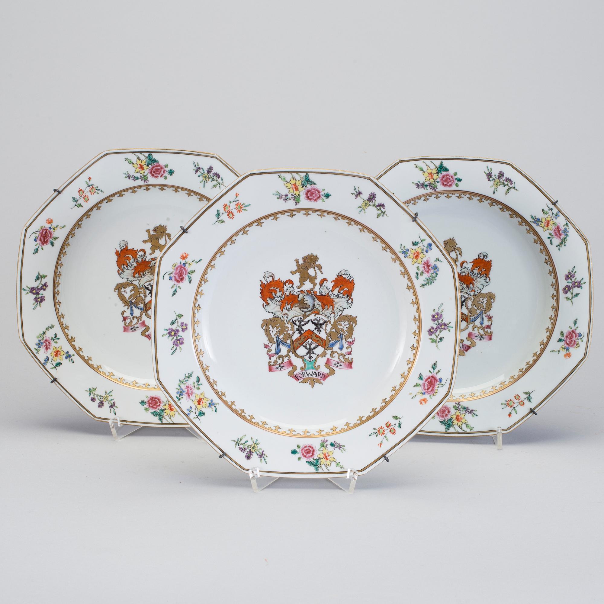 A set of three armorial dishes with the motto "Forward", Qing dynasty, Qinalong (1736-95).