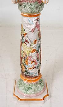 PIEDESTAL MED YTTERFODER, keramik Capo di Monte.