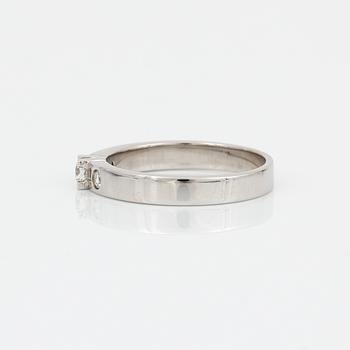 RING, 14K vitguld med briljantslipad diamant ca 0,12 ct och två briljantslipade diamantet tot ca 0,08 ct. Vikt 3, 43 g.