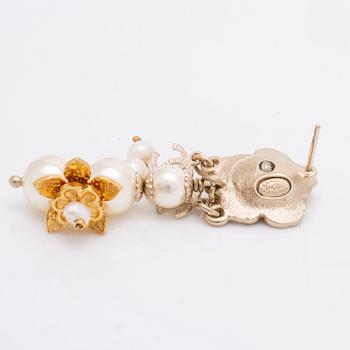 Chanel earrings, metal and costume pearls, approx 1,5 x 4 cm, original case and box.