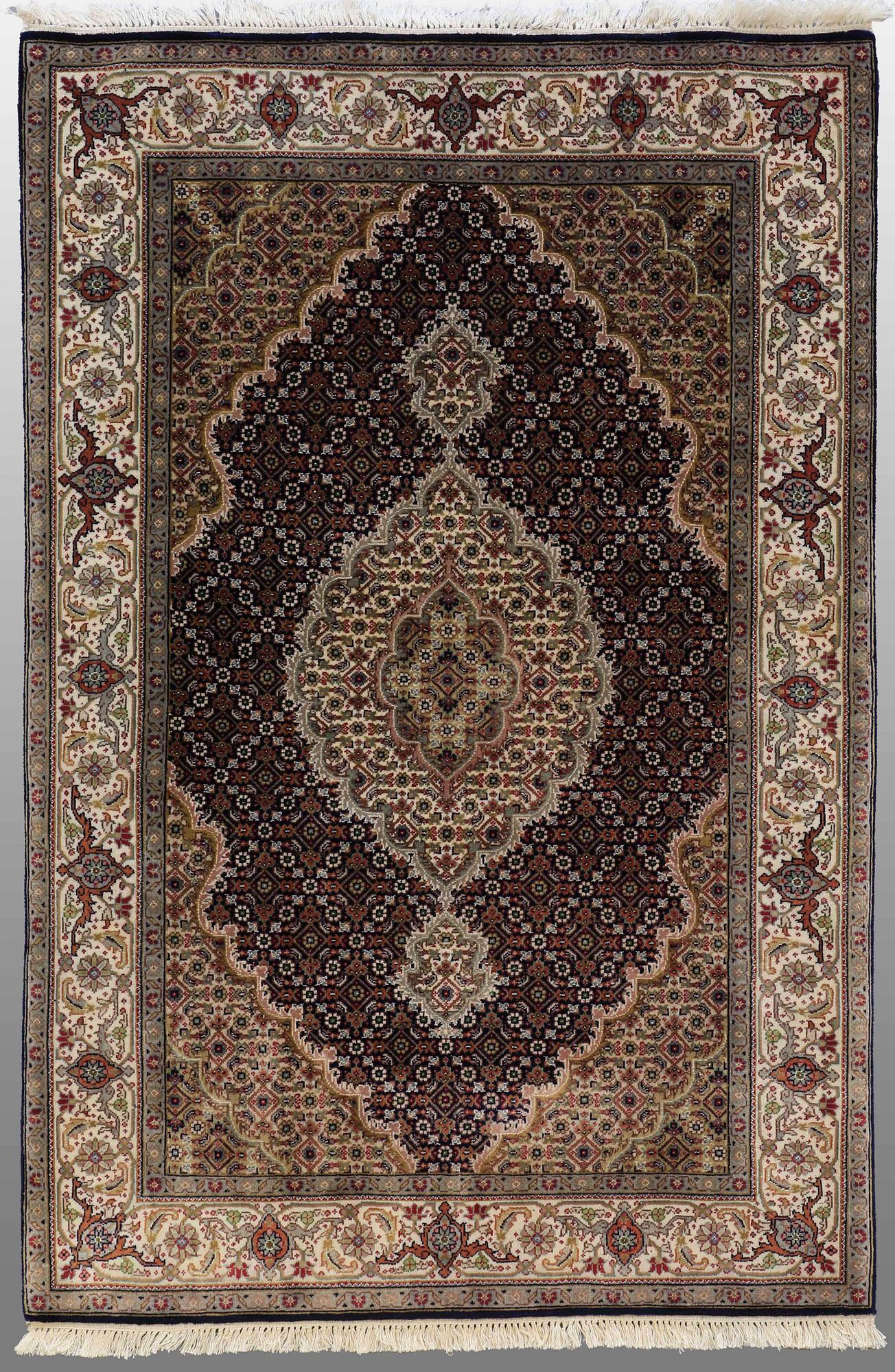 MATTA, Orientalisk, ca 150 x 105 cm.