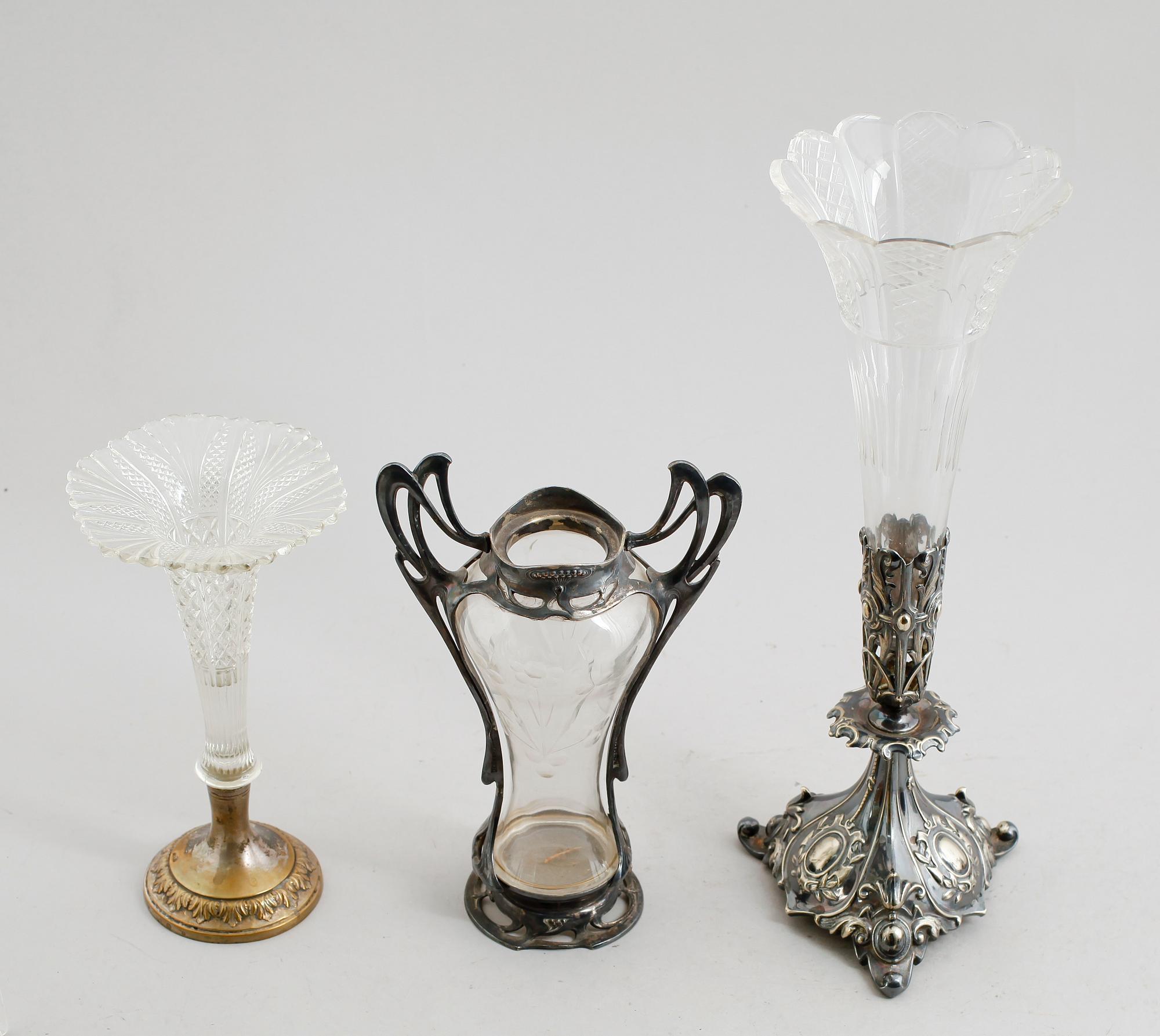 VASER, 3 st, vitmetall/nysilver och glas, sekelskiftet 1900.