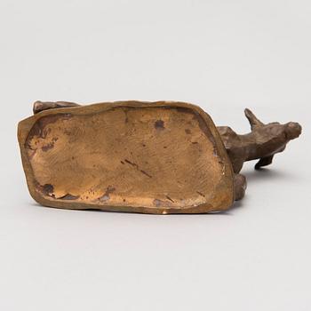 MIINA ÄKKIJYRKKÄ, veistos, pronssia,  sigeerattu.