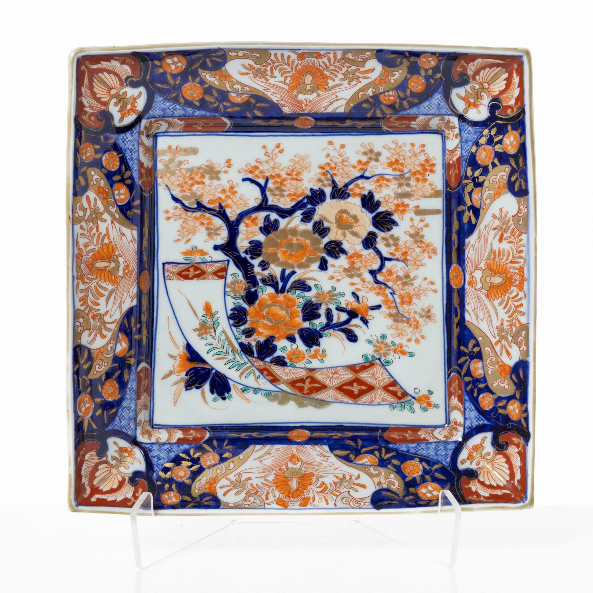 Tallrikar, 12 stycken, samt serveringsfat, imari, porslin, Japan Meiji/tidigt 1900-tal.