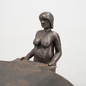 ERIK HÖGLUND, skulptur/skålfat, järn/smide, stämplad HÖGLUND. Lars KONSTSMIDE. L. Larsson.