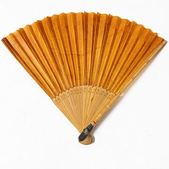 Två solfjädrar, fyra broderade fodral samt liten väska, sen Qingdynasti/tidigt 1900-tal.