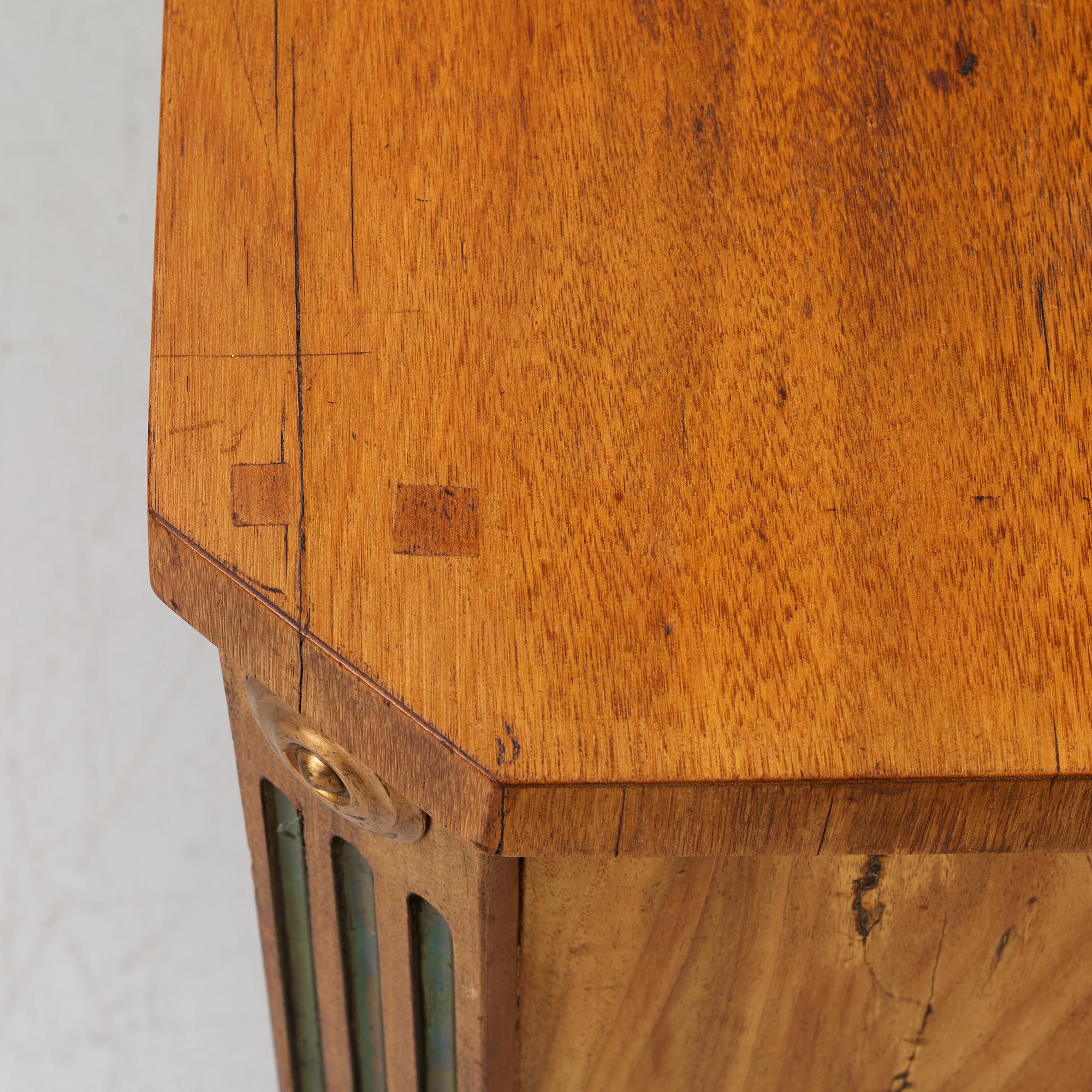 Byrå, sengustaviansk, sent 1700-tal.