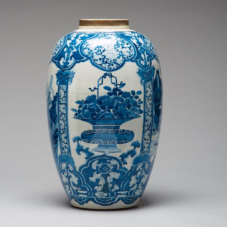 A large blue and white jar, Qing dynasty, Kangxi (1662-1722).