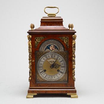 John Smith, London, 1900-tal, table clock.