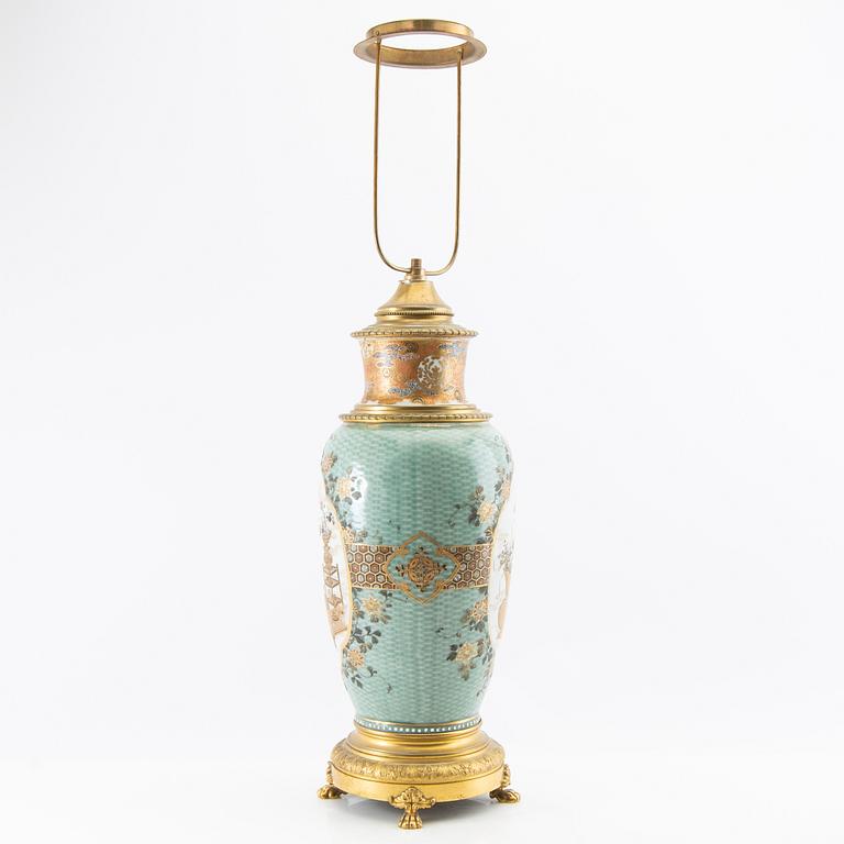 Bordslampa troligen Japan tidigt 1900-tal porslin och metall.