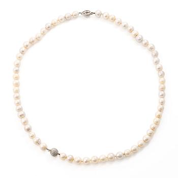 Two pearl necklaces with cultured freshwater pearls, two 18K white gold clasps set with small diamonds.