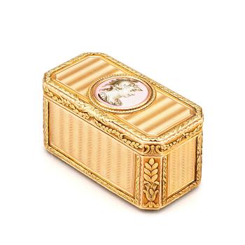 290. A late 18th century gold box en deux couleurs and enamel, probably Hanau.