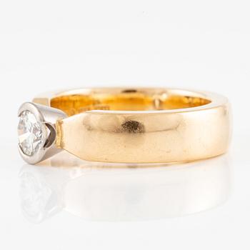 Ring 18K gold with a round brilliant-cut diamond.