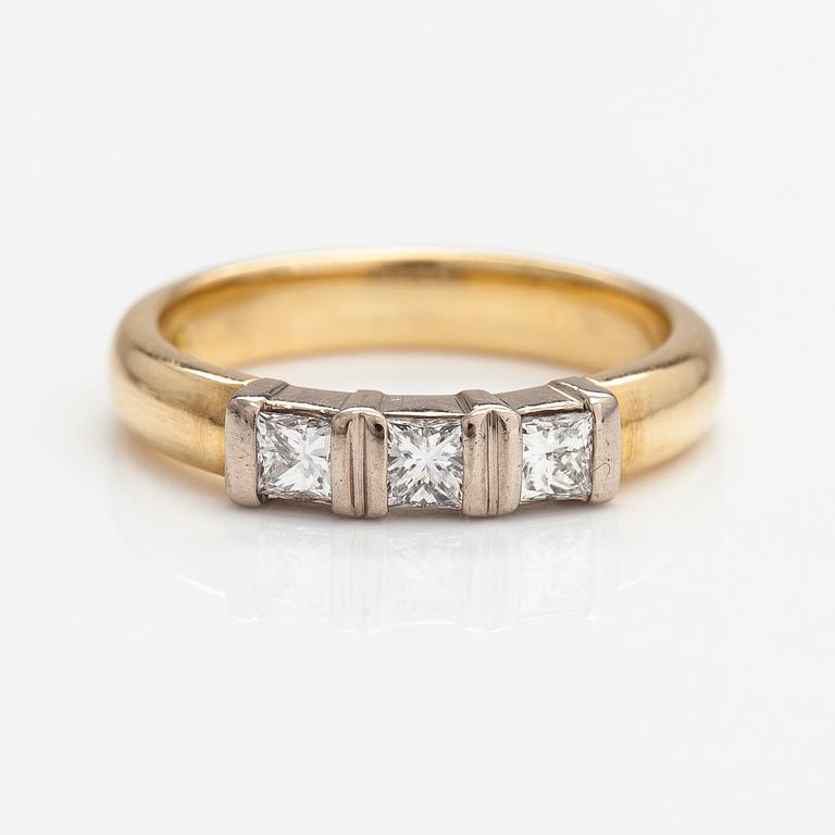 Sormus, 18K kultaa, princesshiottuja timantteja n. 0.39 ct yht. Kultakeskus, Tampere 2007.