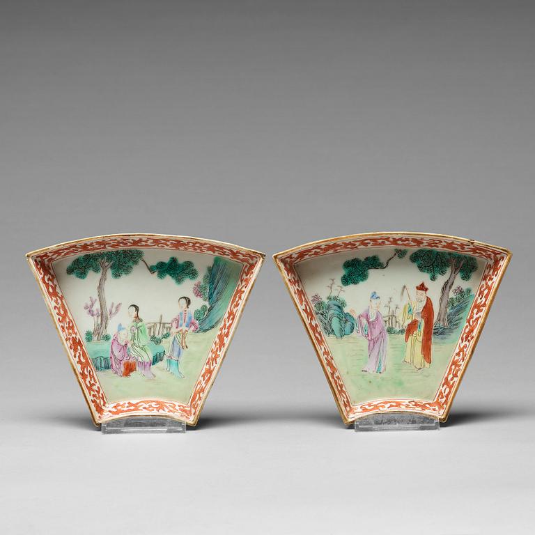 A pair of famille rose cabaret dishes, Qing dynasty, 19th Century.