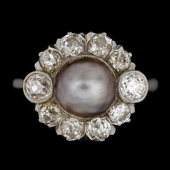 15. A natural grey pearl set with antique cut diamond ring, tot. 1.40 cts.