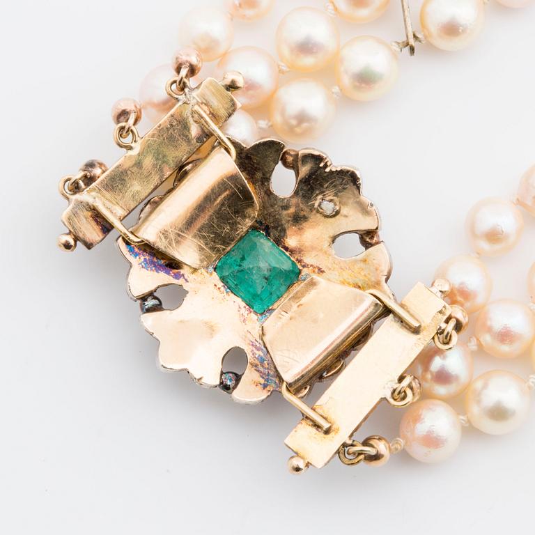 PEARL NECKLACE, 3 rows, clasp in 14K gold 1 emerald approx 7 x 7 mm and diamonds, rose-cut diamonds and emeralds.