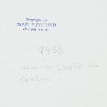 Gisèle Freund, photograph depicting a shop window signed and stamped.