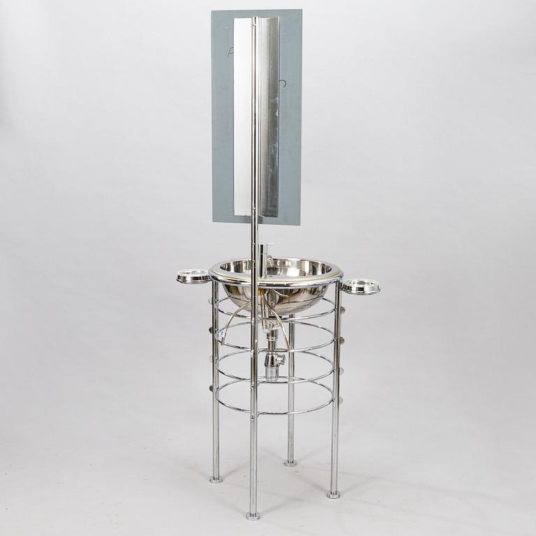 LOLA HERZBURG, A free standing wash unit provided with soapholders and mirror from the 21th century. Rapsel. Italy.