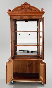 BOKSKÅP, nyrenässans, 1800-talets andra hälft.