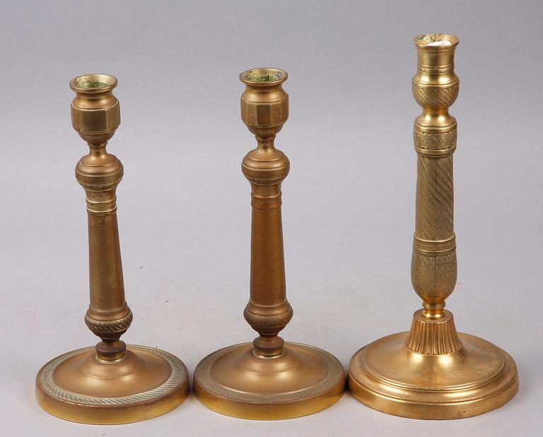 LJUSSTAKAR, 3 st mässing/brons. Empire, 1800-talets första hälft.