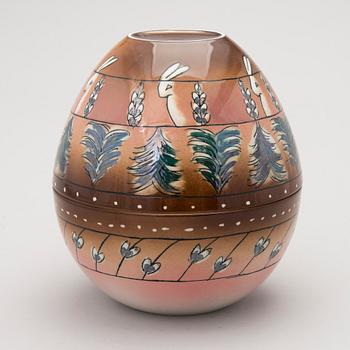 A decorative egg signed Heljä Liukko-Sundström, Arabia 1991.