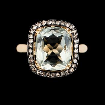 RING, 14K guld, åttkantslipade diamanter och grön fasettslipad ametist. Vikt ca 4 g.
