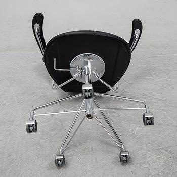 A 'Serie 7' swivel office chair by Arne Jacobsen for Fritz Hansen.