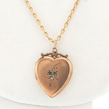 Halsband 18K guld med en berlock 9K guld i form av ett hjärta.