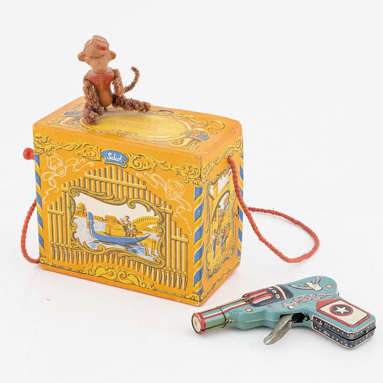 Fourteen tin toys, including Yonezawa, Japan, 20th Century.