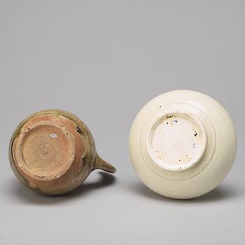 KENDI, två stycken, porslin. Thailand, varav en Sawankhalok, 1500-tal.