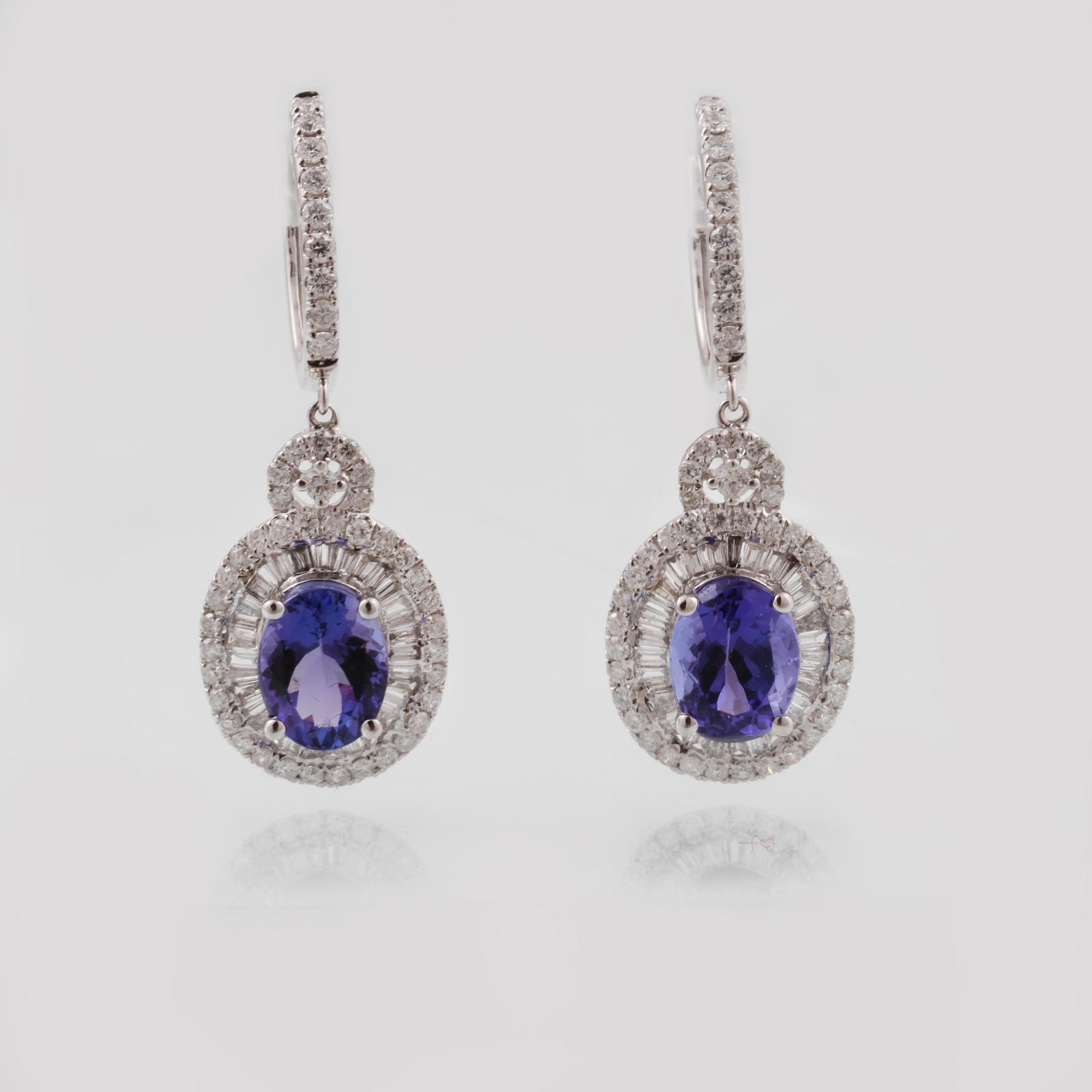 ÖRHÄNGEN, 18K vitguld med 2 tanzaniter ca 3.72 ct samt briljant och baguettslipade diamanter ca 1.40 ct. Vikt 6,8 gram.