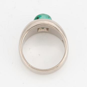 Ring in 18K white gold with a cabochon-cut emerald.