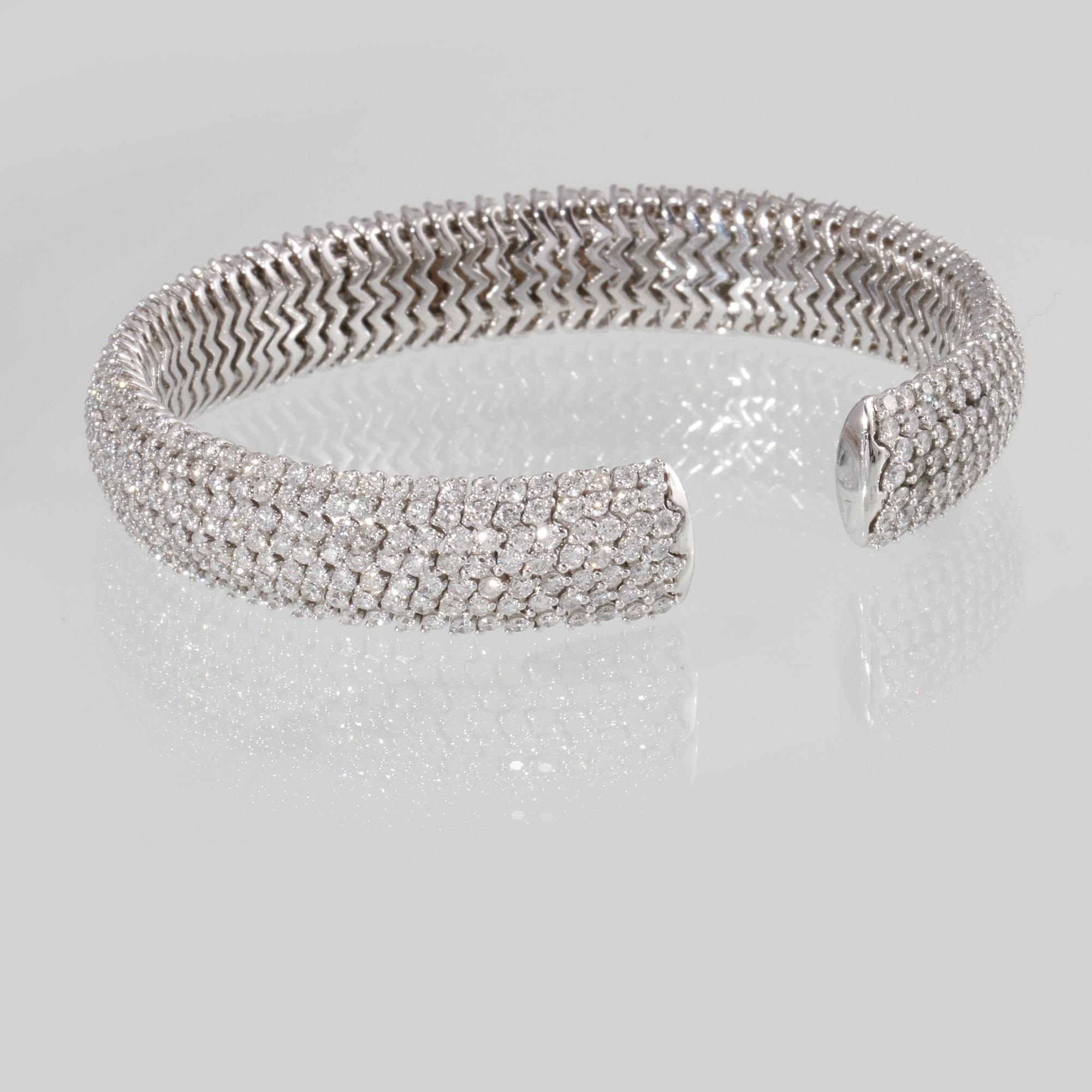 ARMRING, 18K vitguld med briljantslipade diamanter 12.88 ct. Vikt 49,5 gram.