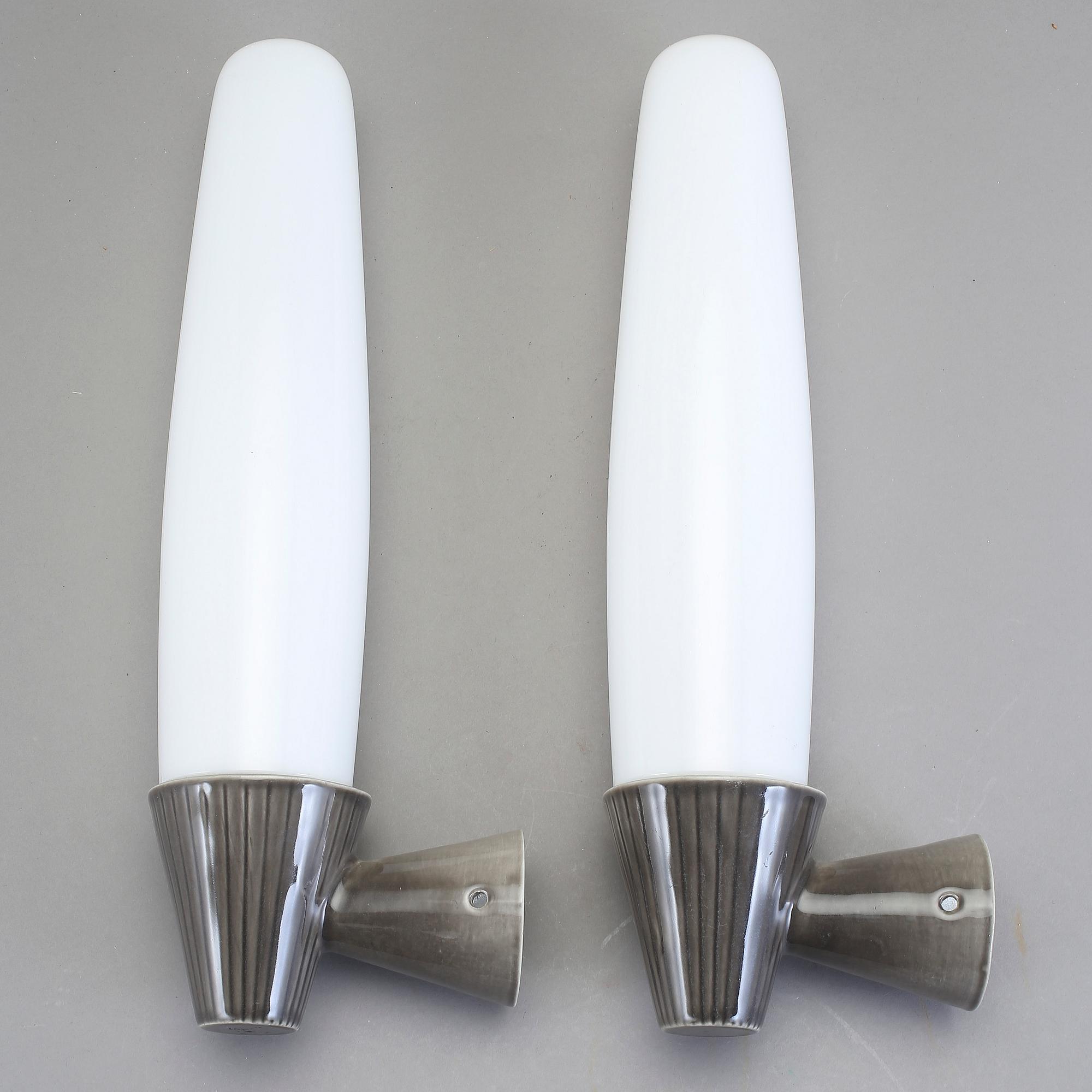 VÄGGLAMPOR, ett par, stengods och glas, sannnolikt Gustavsberg, 1960-tal.