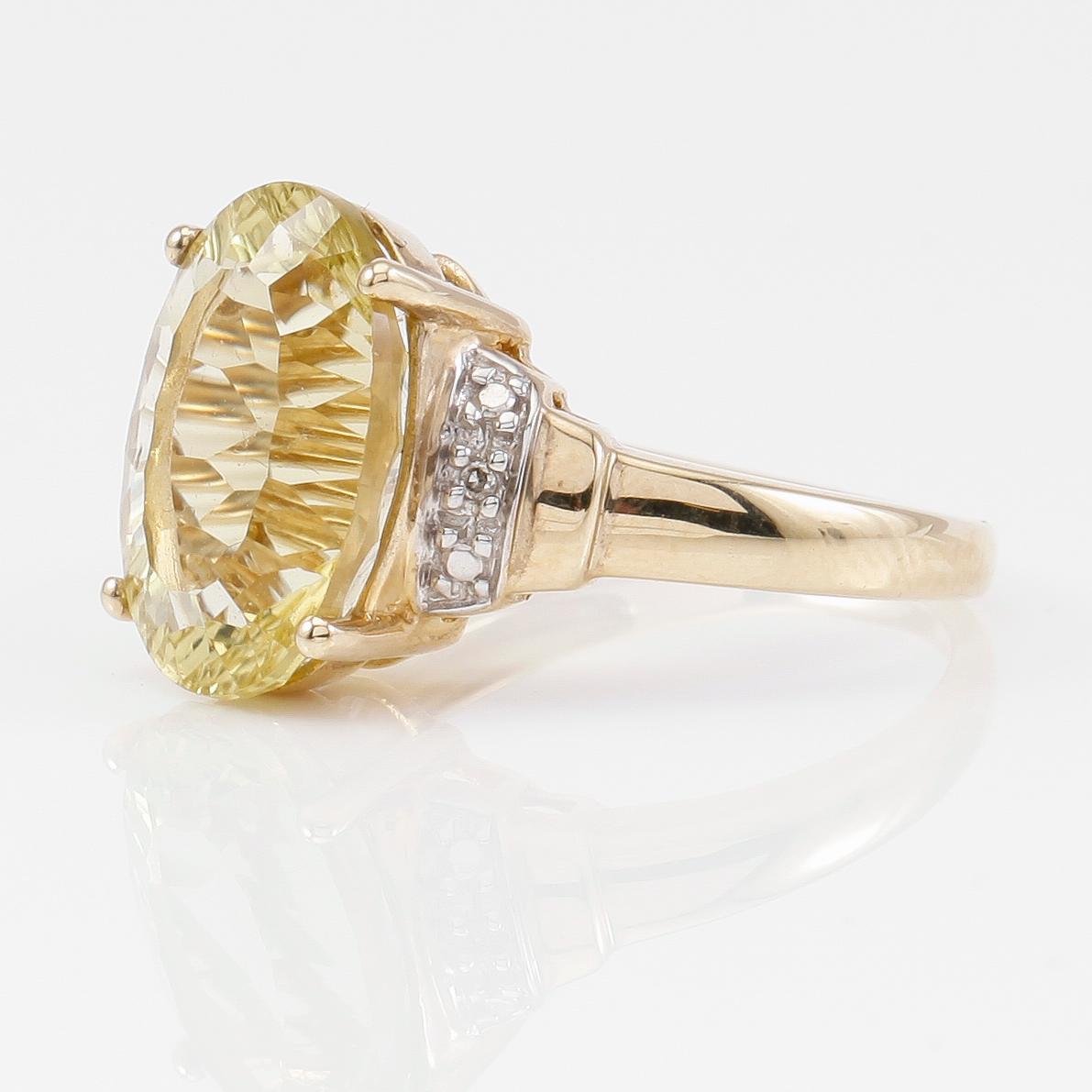 RING, 10K guld, mindre diamanter och kvarts.