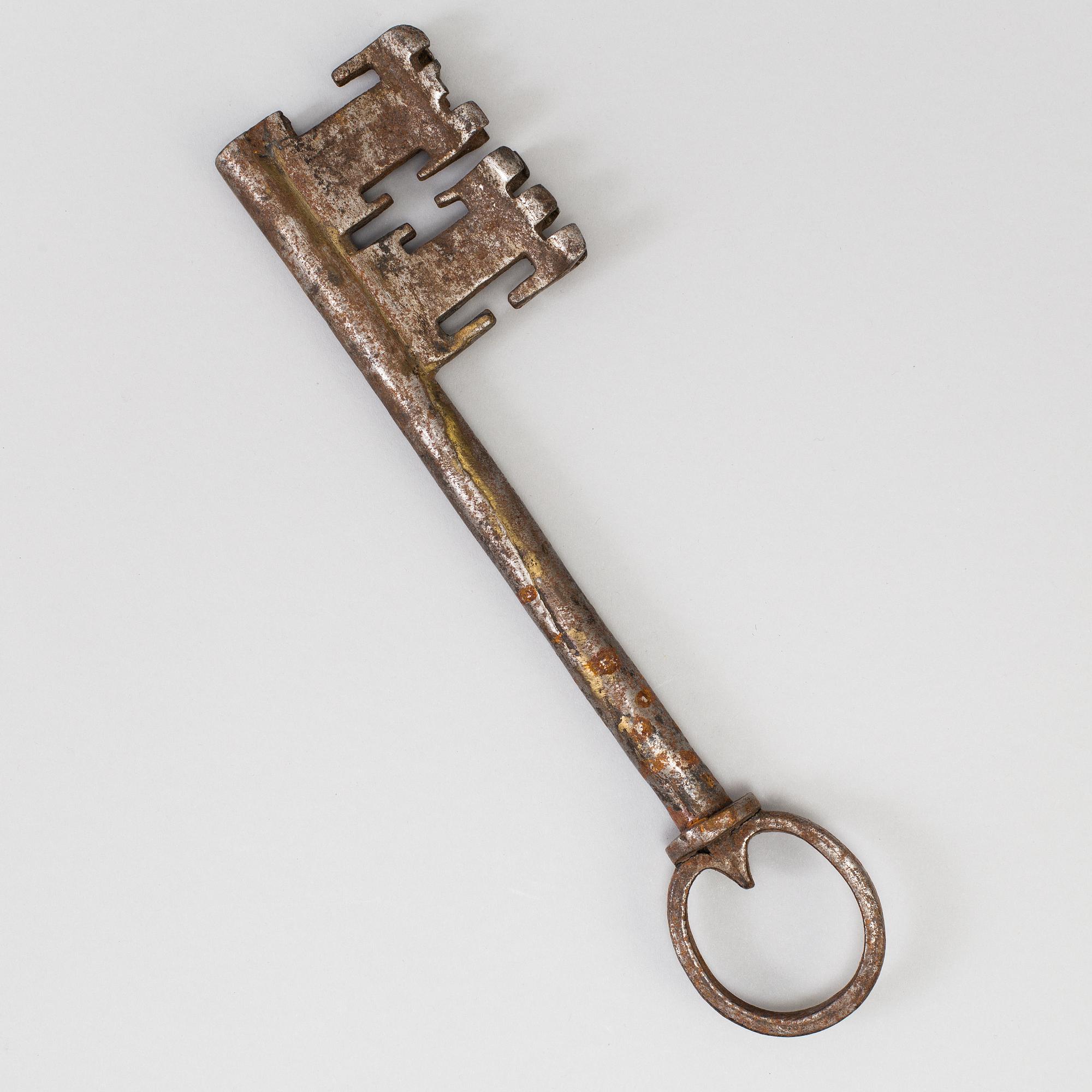A metal key 17/18th century.