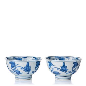 900. A pair of blue and whtie bowls, Ming dynasty, Wanli 17th Century with Chenghua mark.