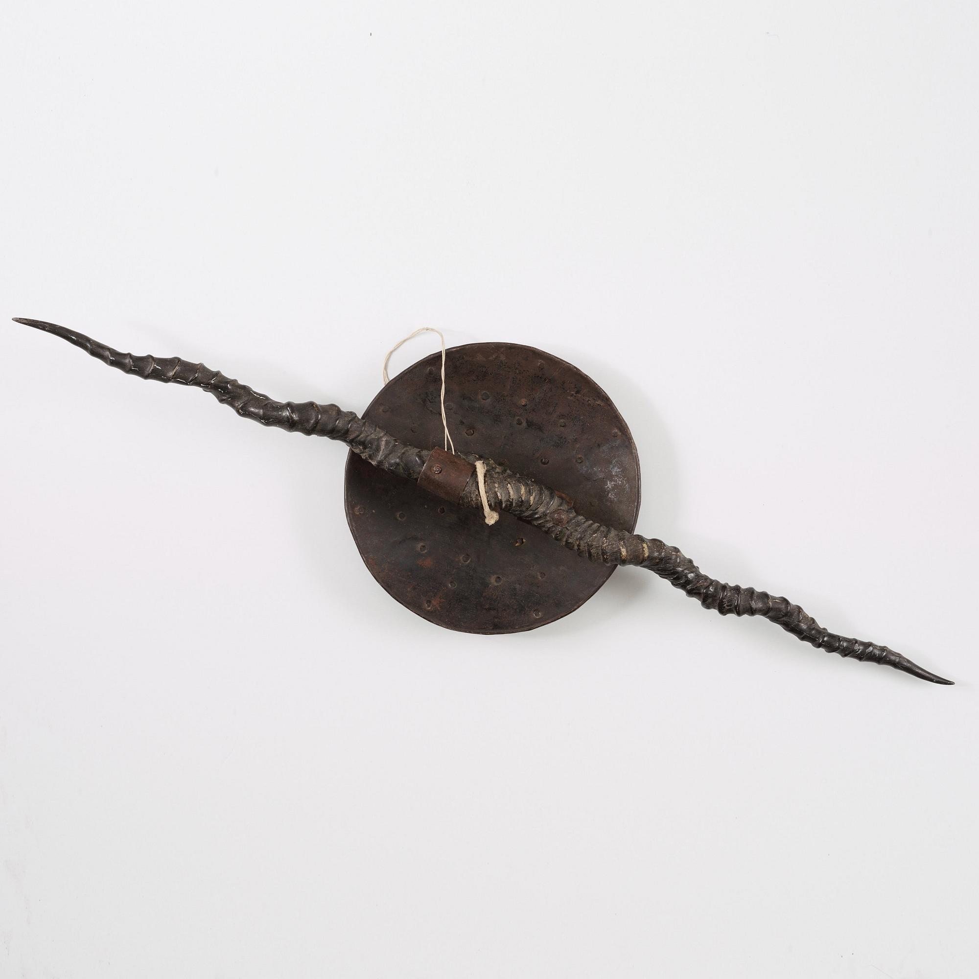 MADUSKÖLD, horn, brons och mässing. Indien, 1800-tal.