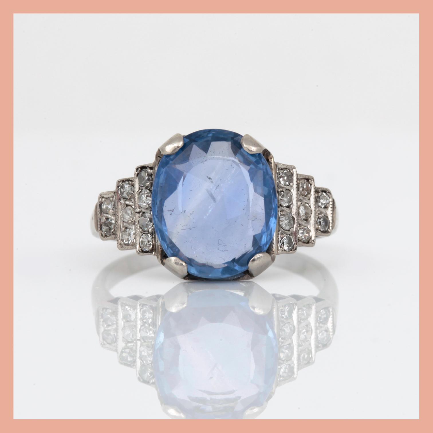 RING, troligen platina med ovalslipad ljusblå safir, ca 3,20 ct och små diamanter, tot ca 0,18 ct. Total vikt ca 4,61 g.