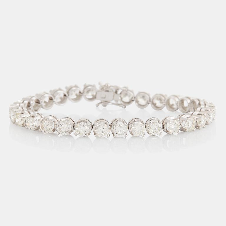 Armband 18K vitguld med runda briljantslipade diamanter totalvikt ca 12.00 ct.