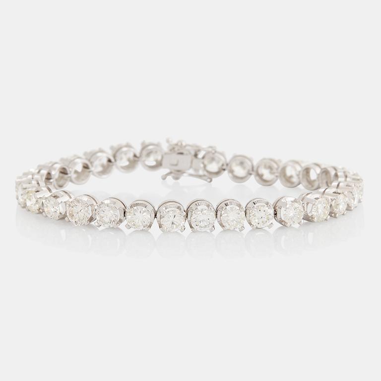 An 18K white gold bracelet set with round brilliant-cut diamonds with a total weight of ca 12.00 cts.